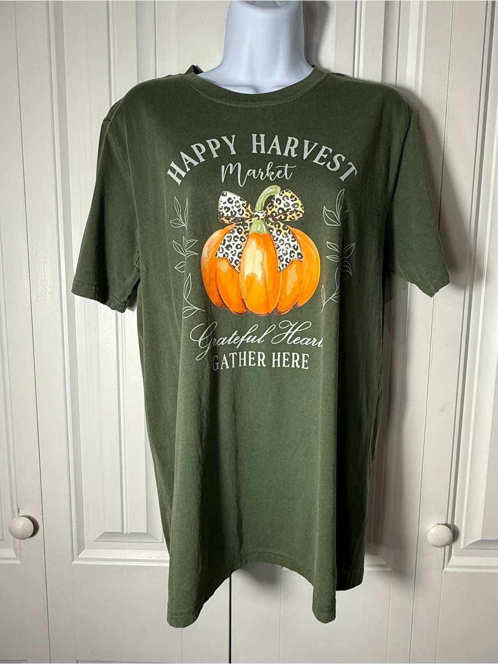 State of Mind Olive Green Pumpkin Women Tee with Leopard Bow Graphic Size Small